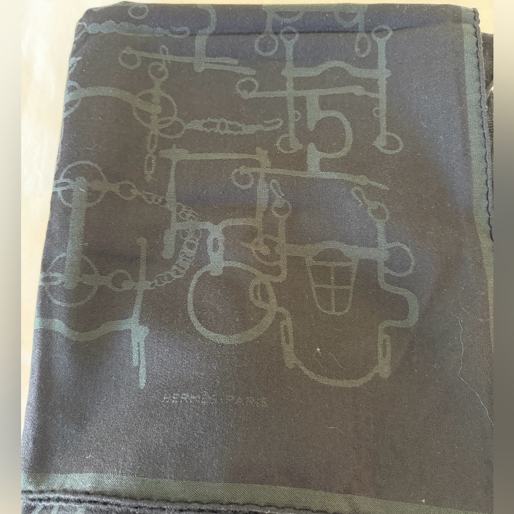 ☀️🌴Hermes Wool Scarf with Signature Pattern - Picture 2 of 7